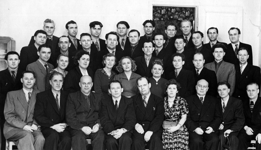 Встреча донских баянистов-педагогов с известным музыкантом А.А. Сурковым в 1956 году. Крайний слева в первом ряду М.Ф. Внуков