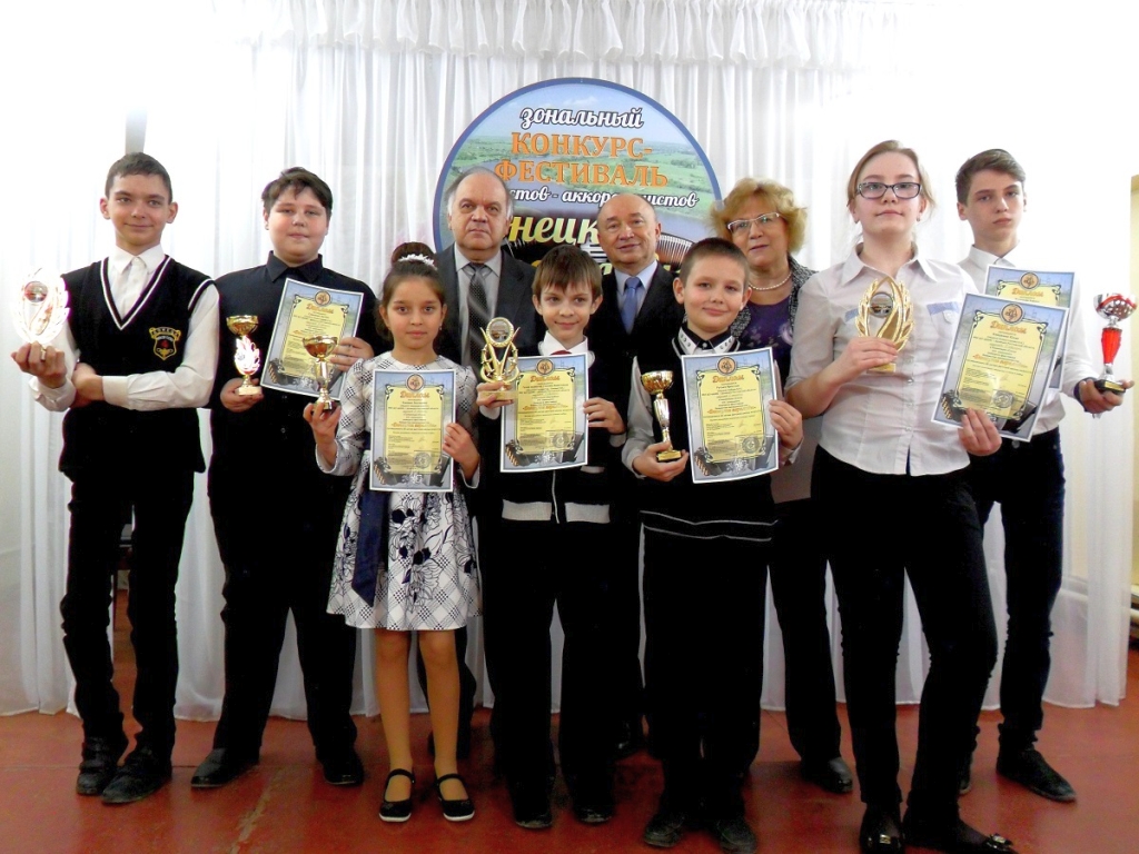С членами жюри и победителями конкурса Донецкие переливы